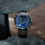 Montre bracelet pour homme avec cadran bleu et bracelet en cuir noir au poignet