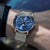 Bracelet de montre pour homme avec cadran bleu et bracelet en maille argentée au poignet