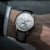Bracelet montre avec boîtier argenté, cadran blanc et bracelet en cuir noir