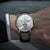 Bracelet pour homme avec cadran blanc, phases de lune bleues et bracelet en cuir noir