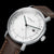 Bracelet montre avec bracelet en cuir marron, boîtier argenté et cadran blanc