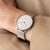 Montre pour femme sur le côté du poignet avec cadran blanc et bracelet en maille
