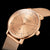 Montre femme gros plan : boîtier couleur or rose, cadran beige, bracelet milanais