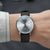Montre pour femme avec bracelet en cuir noir et boîtier rond argenté, cadran blanc