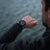 Herrenuhr mit schwarzem Armband und rundem Zifferblatt am Handgelenk
