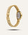Goldfarbenes Metallarmband der Armbanduhr mit Schließe und Uhrgehäuse im Detail