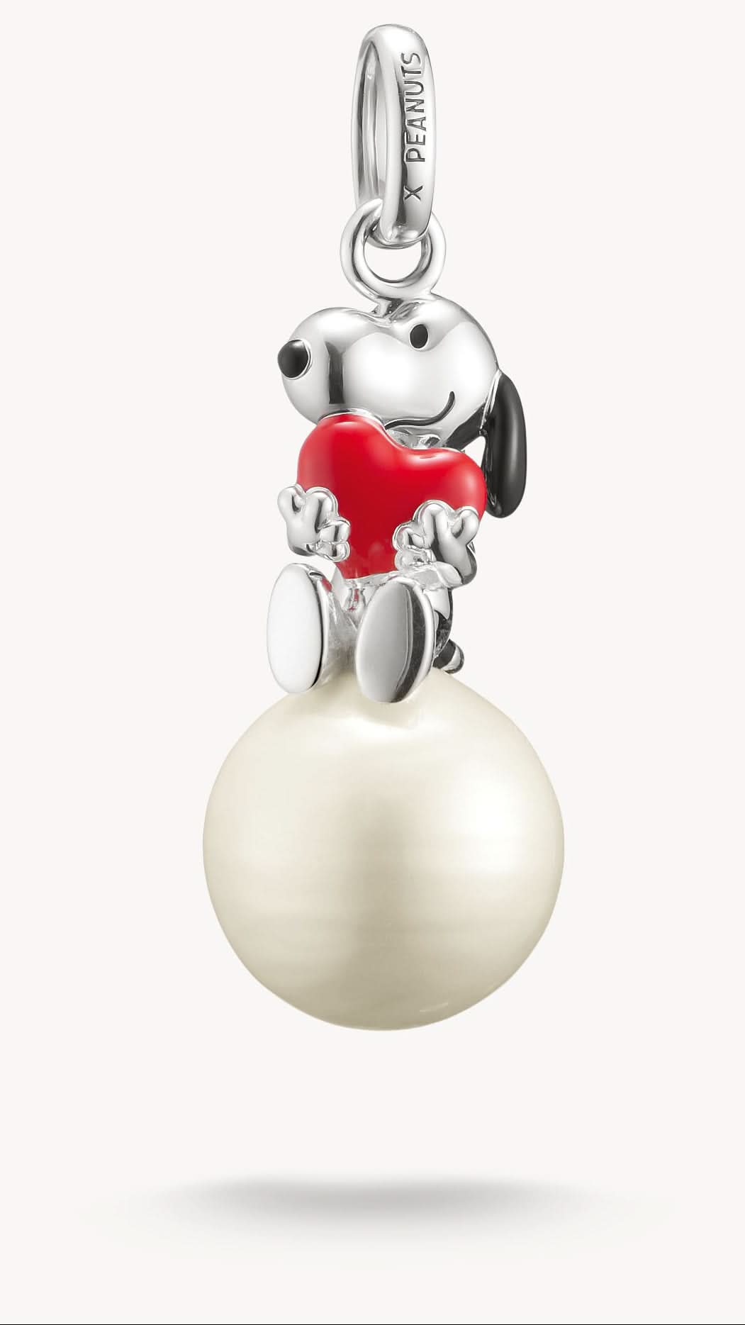 Pendentif en argent sterling 925 recyclé avec Snoopy et un foulard rouge en forme de cœur sur une boule de neige
