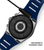 Herren-Smartwatch mit blauem Silikonarmband und Magnet-Ladekabel am rückseitigen Sensorbereich