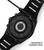 Schwarze Smartwatch von hinten mit magnetischem USB-Ladekabel.