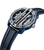 Herrenarmbanduhr-Nahansicht: blaues Zifferblatt, Datumsanzeige, silbernes Gehäuse, Lederarmband.
