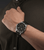 Herrenarmbanduhr am Handgelenk, schwarzes Zifferblatt und schwarzes Lederarmband