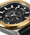 Detail der Police Herrenuhr: schwarzes Zifferblatt mit Chronograph-Subdials und goldfarbener Lünette