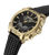 Herrenuhr im Schrägblick: goldfarbene Gehäusekanten, schwarzes Zifferblatt mit goldenen Indizes