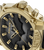 Detailansicht der Herrenuhr: schwarzes Zifferblatt mit goldenen Ziffern und „LIMITED EDITION“