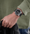 Police Herrenarmbanduhr am Handgelenk: schwarzes Zifferblatt und schwarzes Lederarmband