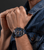 Herrenuhr am Handgelenk mit blauem Zifferblatt und Lederarmband