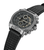 Herrenuhr im Schrägblick: schwarzes Zifferblatt mit Chronographen-Details und Lederband