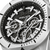 Detailansicht einer analogen Herrenuhr: silbernes Gehäuse, schwarzes Zifferblatt mit Chrono-Optik
