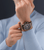 Police Herrenuhr am Handgelenk mit khakifarbenem Lederarmband und Multifunktionszifferblatt