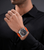 Police Herrenuhr am Handgelenk mit orangefarbenem Armband, schwarzem Hemd