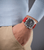 Tragebild: Herrenuhr am Handgelenk mit rotem Armband und schwarzem Zifferblatt