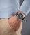 Tragebild: Herrenuhr am Handgelenk mit schwarzem Lederarmband und schwarzem Zifferblatt