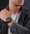 Herrenuhr Police Burbank am Handgelenk, schwarzes Metallarmband und Chronograph.