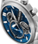 Detail der Herrenuhr: Edelstahl-Lünette mit blauem Zifferblatt und runden Hilfsuhren