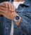 Herrenuhr Police Guardian am Handgelenk mit silberfarbenem Metallband und blauem Zifferblatt
