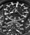 Detailaufnahme: schwarzes Ziffernblatt der Herrenarmbanduhr mit silbernen Indexen