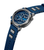 Herrenarmbanduhr Police mit blauem Zifferblatt und gunmetal Gehäuse, schräger Blick.