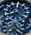 Detail der Herrenarmbanduhr Police: blaues Zifferblatt mit silbernen Zeigern und Markierungen.