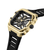 Detailansicht der Herrenarmbanduhr mit goldfarbenem Rahmen und schwarzem mechanischem Zifferblatt
