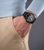 Am Handgelenk getragene schwarze Herrenuhr mit großem Chrono-Look und Silikonarmband