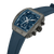 Herrenuhr schrägansicht: blaues Zifferblatt mit Chronographenanzeigen und blauem Silikonband