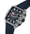 Herren-Uhr im Seitblick: silbernes Gehäuse, blaues Silikonarmband, Chronographen-Detail.