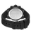 Rückseite der Herren-Quarzuhr mit POLICE-Logo auf Metallboden und schwarzem Armband
