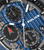 Nahaufnahme Zifferblatt der Herrenchronograph-Uhr mit blauem Ring und schwarzen Zählern