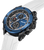 Herrenuhr-Detail: blaues Chronographen-Zifferblatt mit Zeigern, weißes Silikonarmband