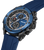 Herrenuhr-Detail: blaues Chronographen-Zifferblatt, schwarze Lünette, blaues Silikonarmband