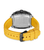 Herrenarmbanduhr Rückansicht mit geprägtem Gehäuse und gelbem Silikonarmband