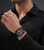 Am Handgelenk getragene Quarz-Chronograph-Herrenuhr mit schwarzem Armband und schwarzem Zifferblatt