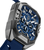 Armbanduhr seitlich mit Krone und blauem Innenwerk, Metallgehäuse mit Schraubapplikationen