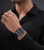 Armbanduhr am Handgelenk mit blauem Silikonband und blauem Zifferblatt