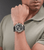 Herrenarmbanduhr am Handgelenk, schwarzes Silikonband und silbernes Edelstahlgehäuse