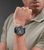 Herren-Quarzchronograph-Uhr am Handgelenk mit blauem Zifferblatt und blauem Silikonarmband