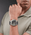 Herrenuhr am Handgelenk mit schwarzem Silikonarmband und Chronographen-Zifferblatt