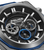 Detailansicht: schwarzes Zifferblatt mit POLICE-Schrift und blauen Chrono-Subdials