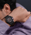 Herrenarmbanduhr am Handgelenk, schwarzes Armband und schwarzes, rotes Zifferblatt