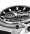 Nahaufnahme: schwarzes Zifferblatt mit silbernen Indizes, Chronographen-Detail und Gehäusekante